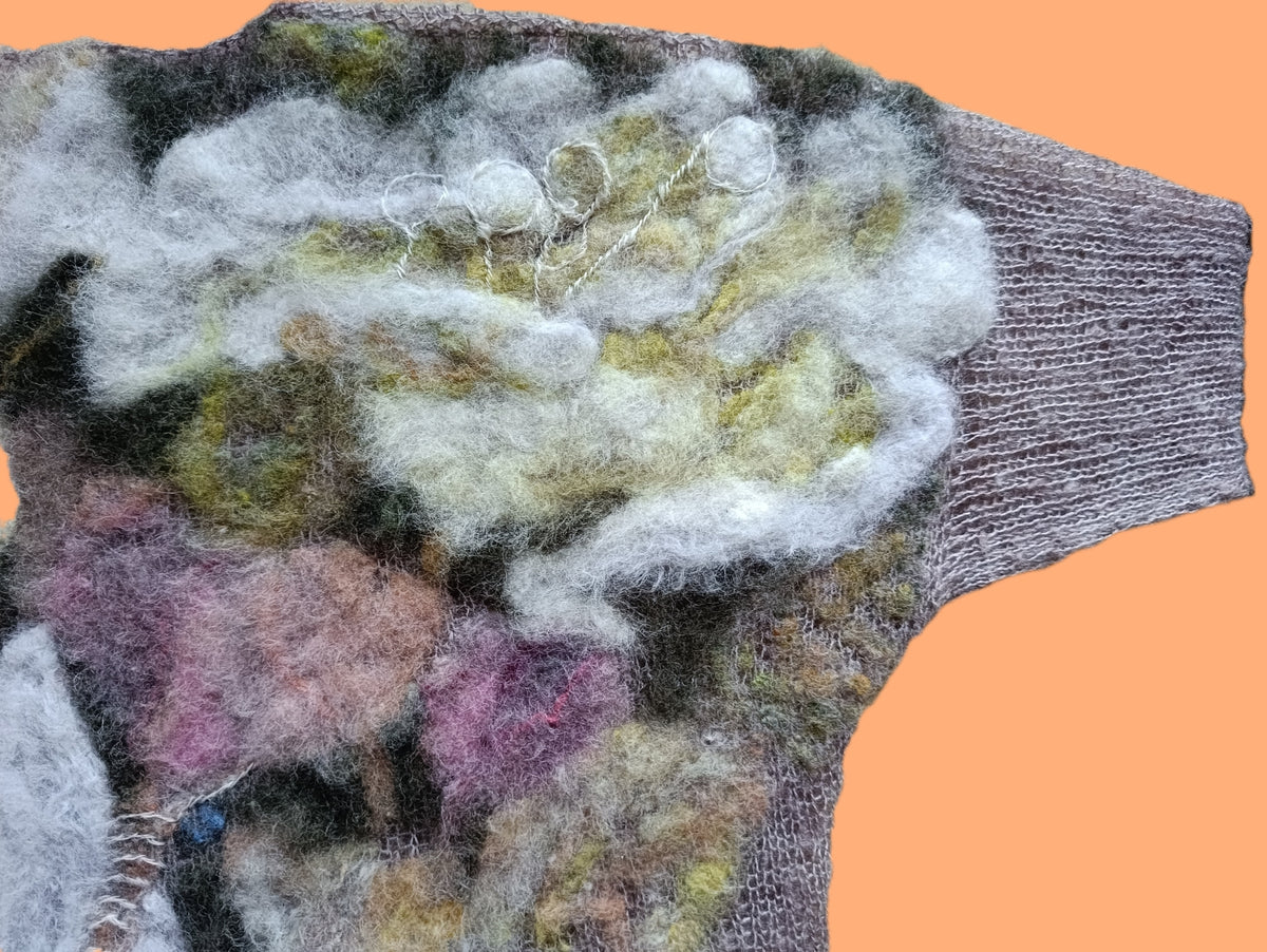 Sweter z kaszmiru z filcowanymi kwiatami